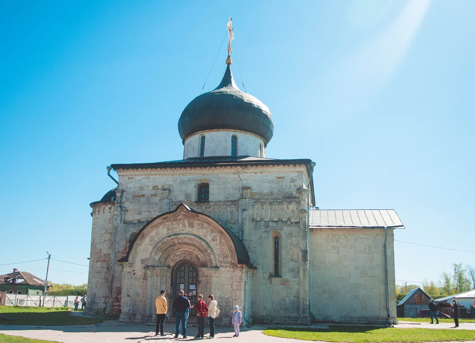 Белокаменный Георгиевский собор с резными фасадами