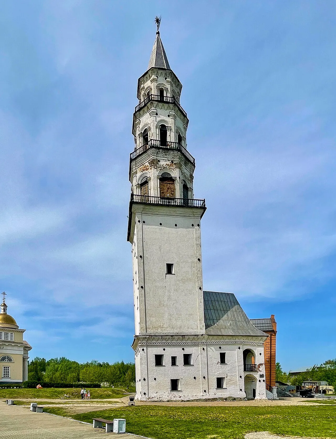 Белая Невьянская башня с квадратным основанием, тремя восьмигранными ярусами и шпилем