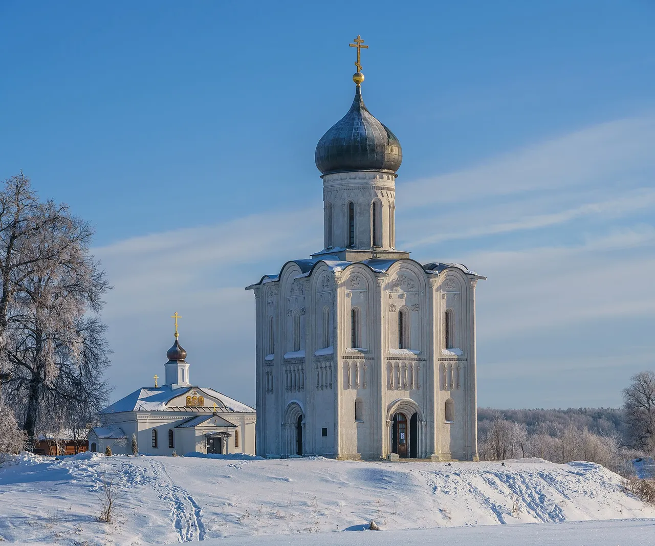 Церковь Покрова на Нерли целиком зимой