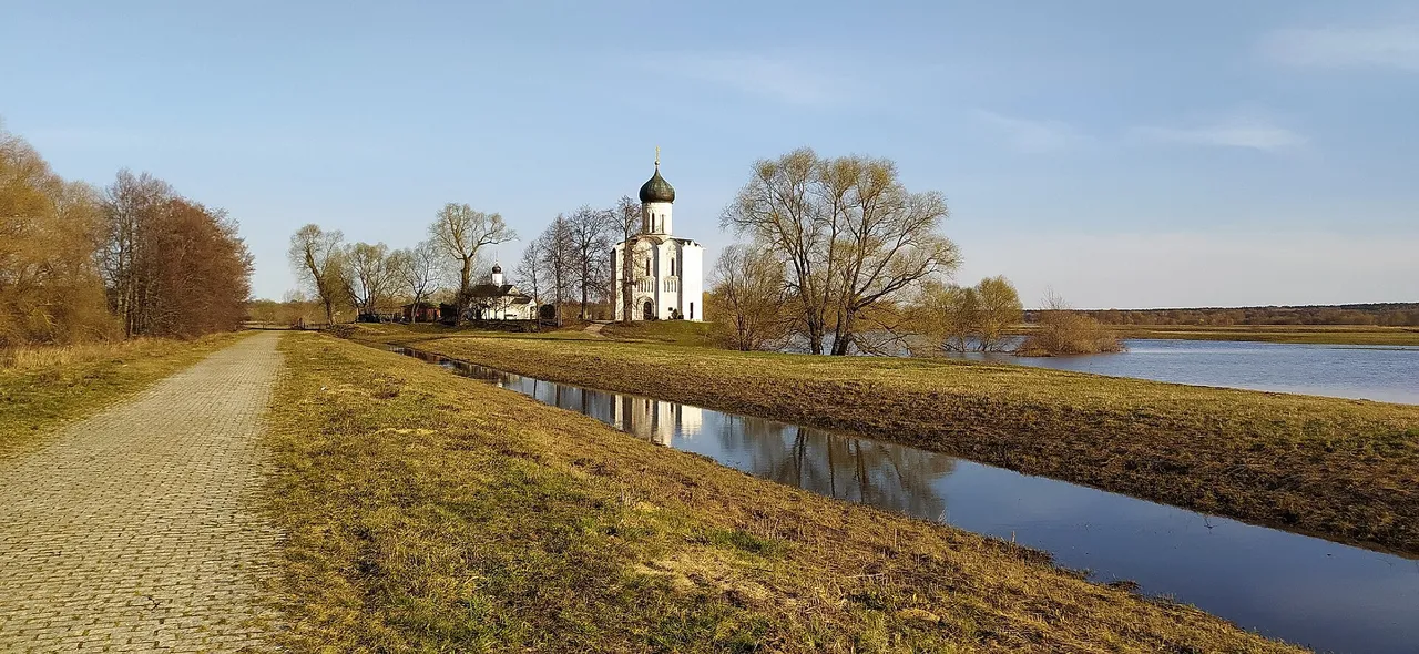 Церковь среди пойменного луга и воды
