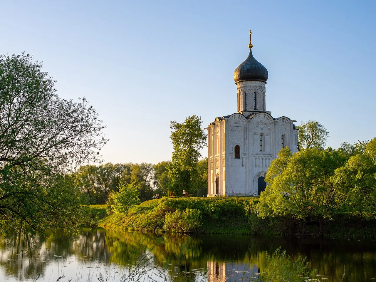 Церковь на холме у старого русла
