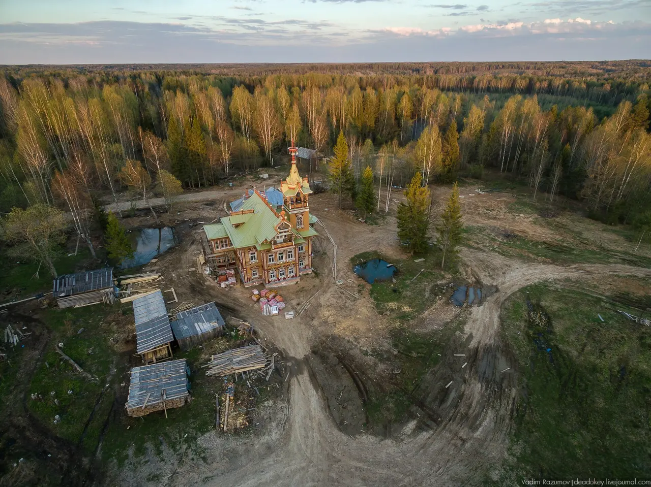 Терем среди леса, вид с воздуха