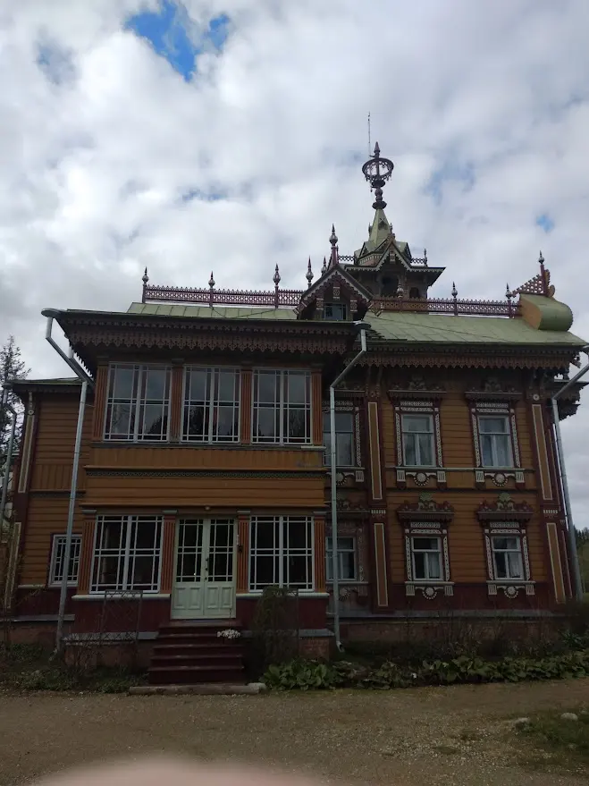 Вход терема и человек рядом