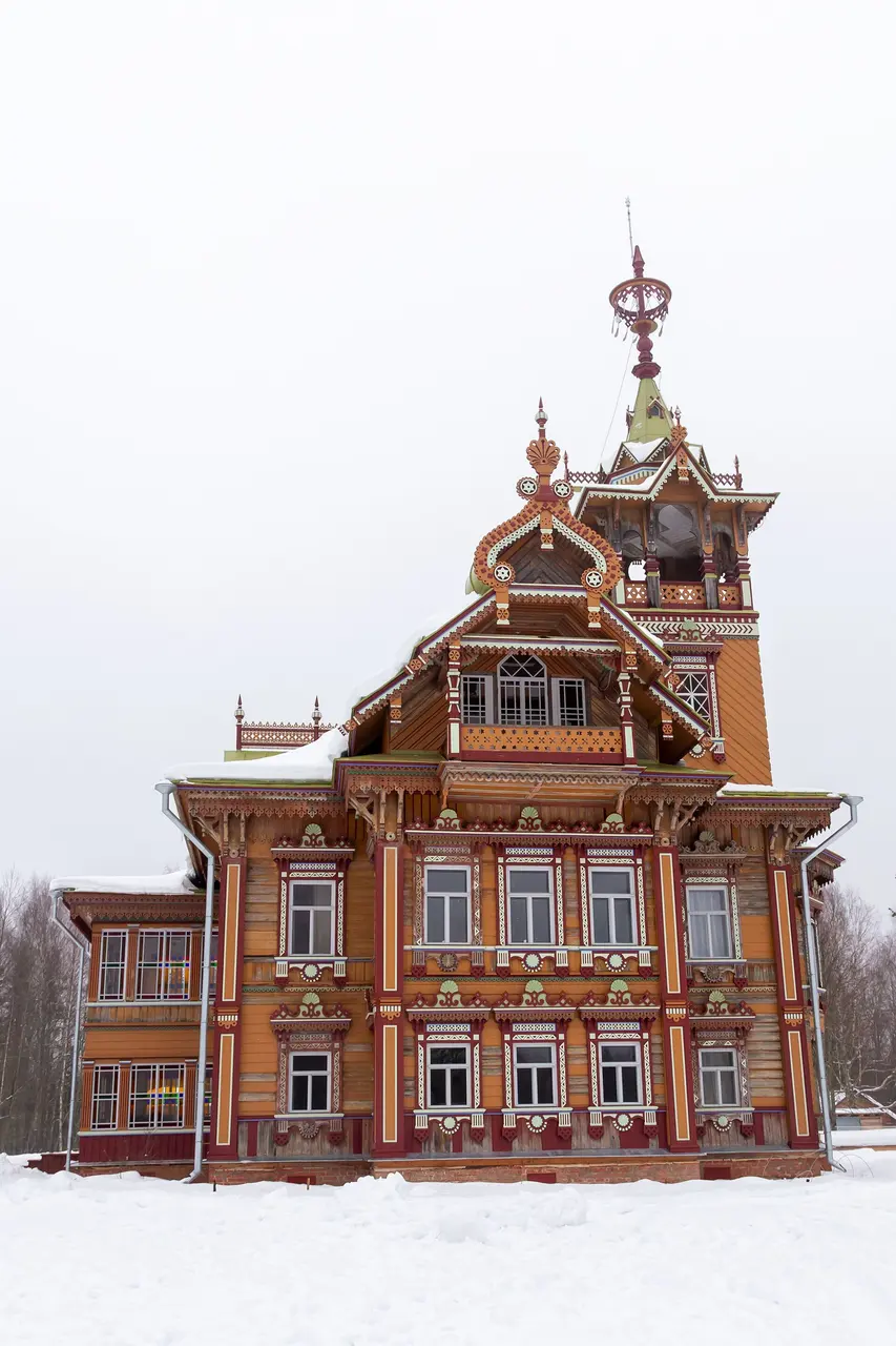 Резьба и башня терема после реставрации