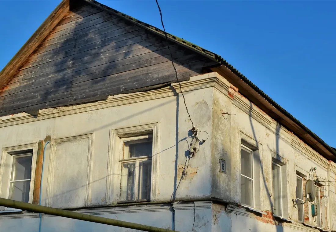 Крупный фрагмент карниза и окон дома 16