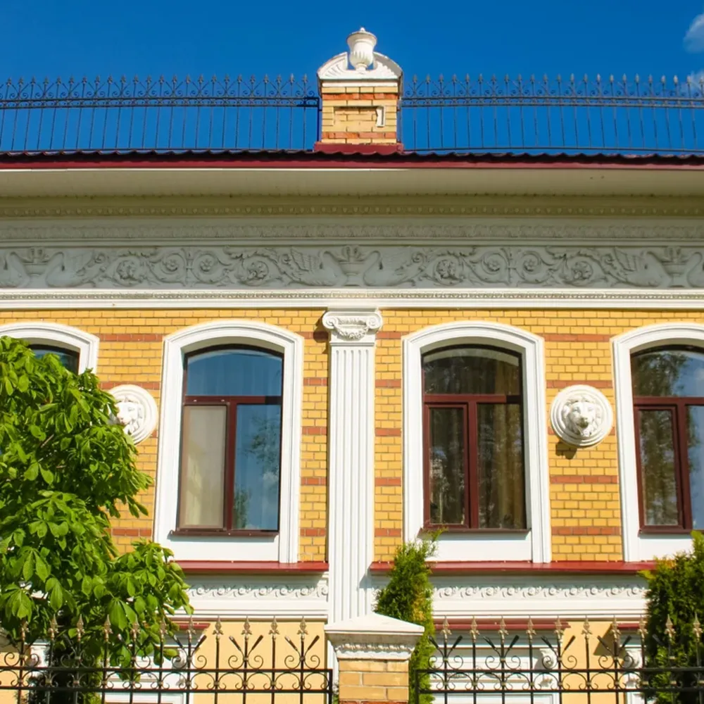 Крупный фрагмент лепной львиной маски