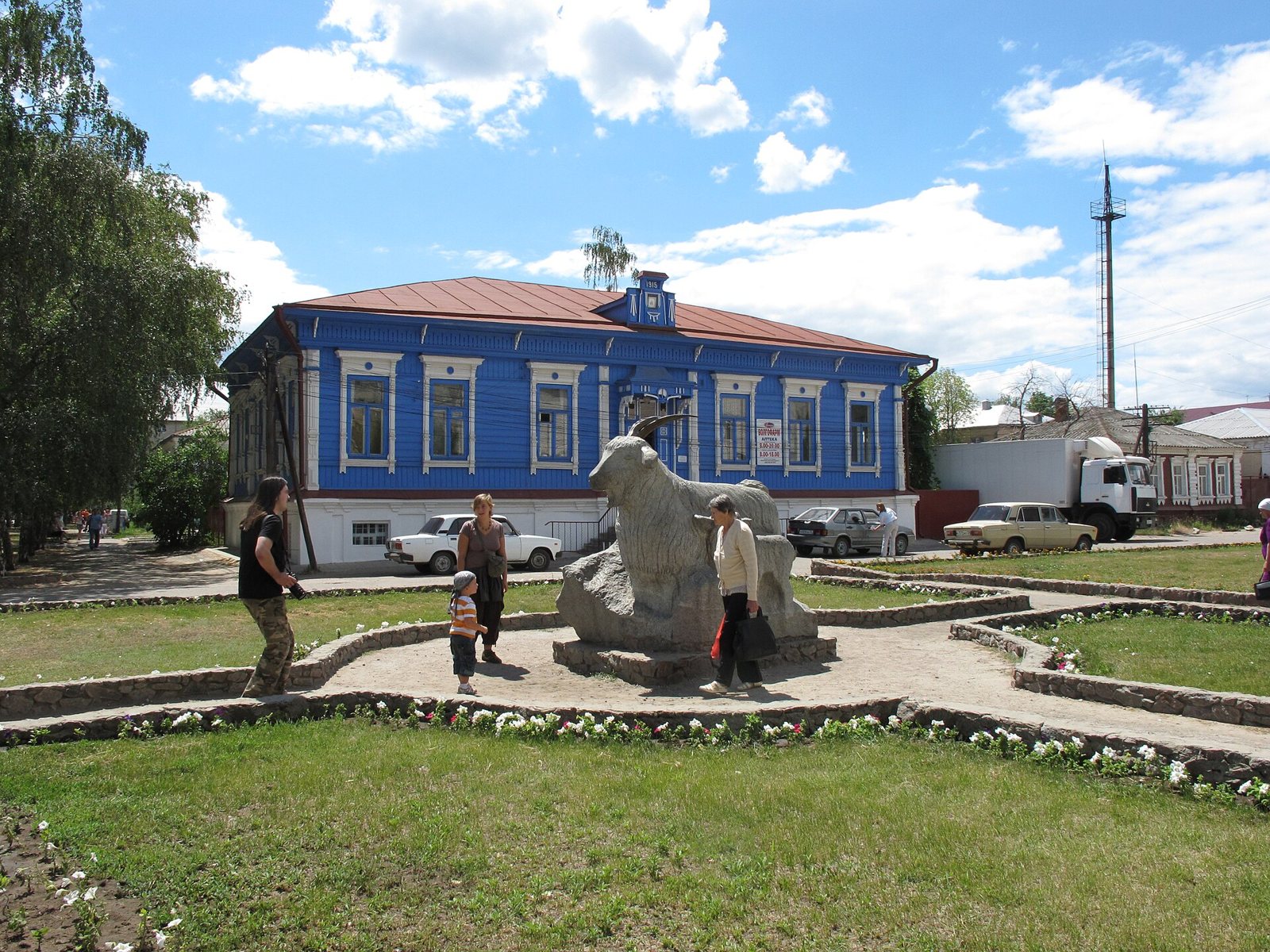 Памятник козе в Урюпинске — кормилице хопёрских пуховязальщиц