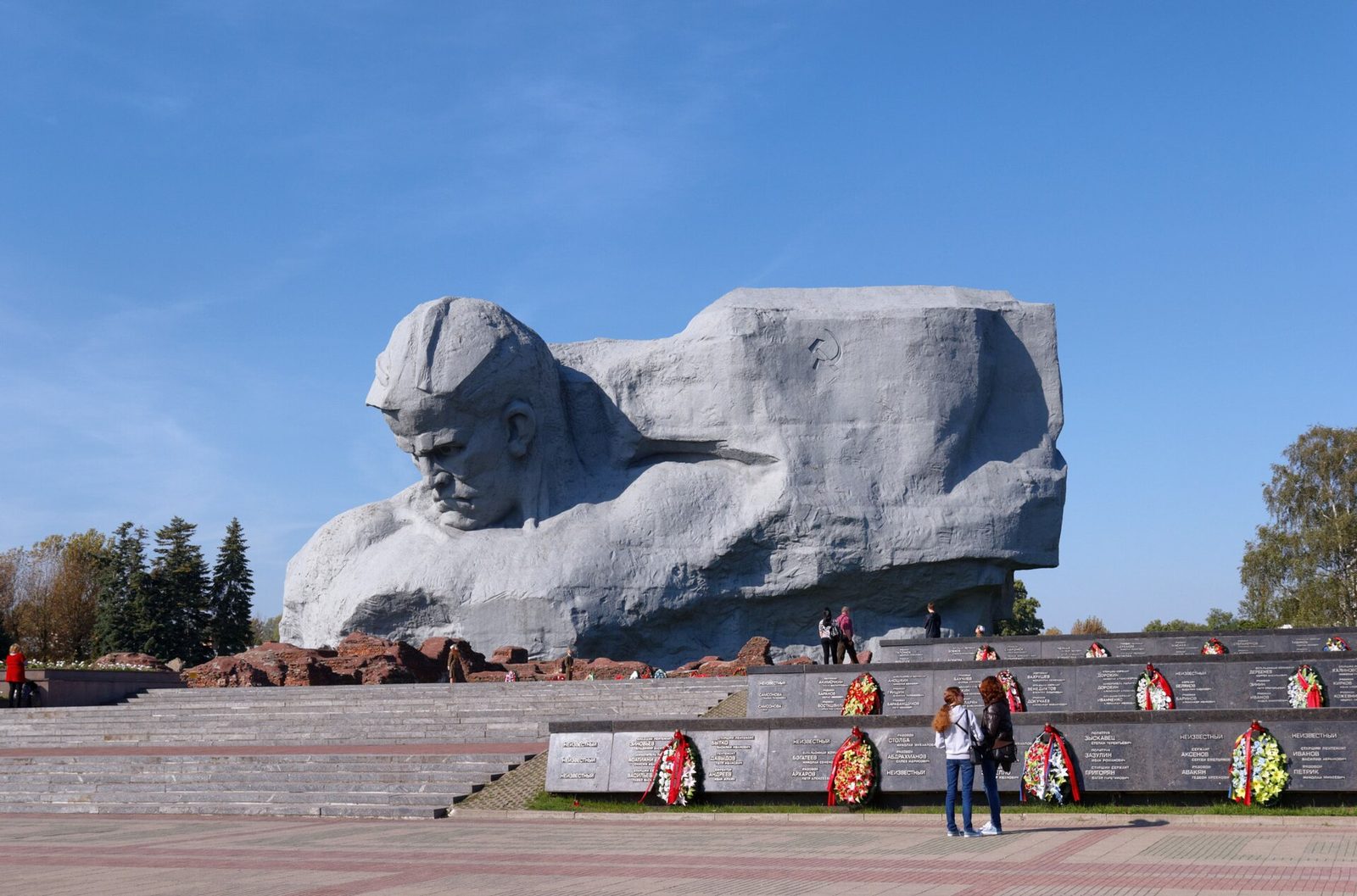 Главный монумент «Мужество» мемориала «Брестская крепость-герой»: лицо воина на фоне штыка-обелиска
