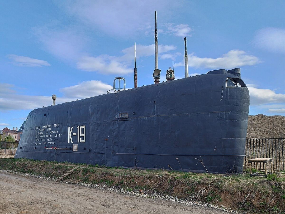 Ограждение рубки подлодки К-19 с надписью «К-19», установленное как памятник в Подмосковье