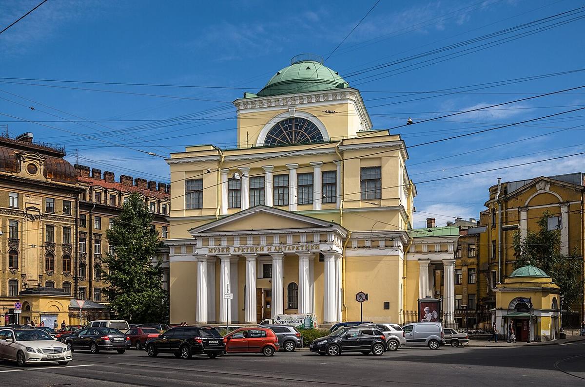 Здание Музея Арктики и Антарктики в Санкт-Петербурге: жёлтый фасад с колоннами и зелёным куполом