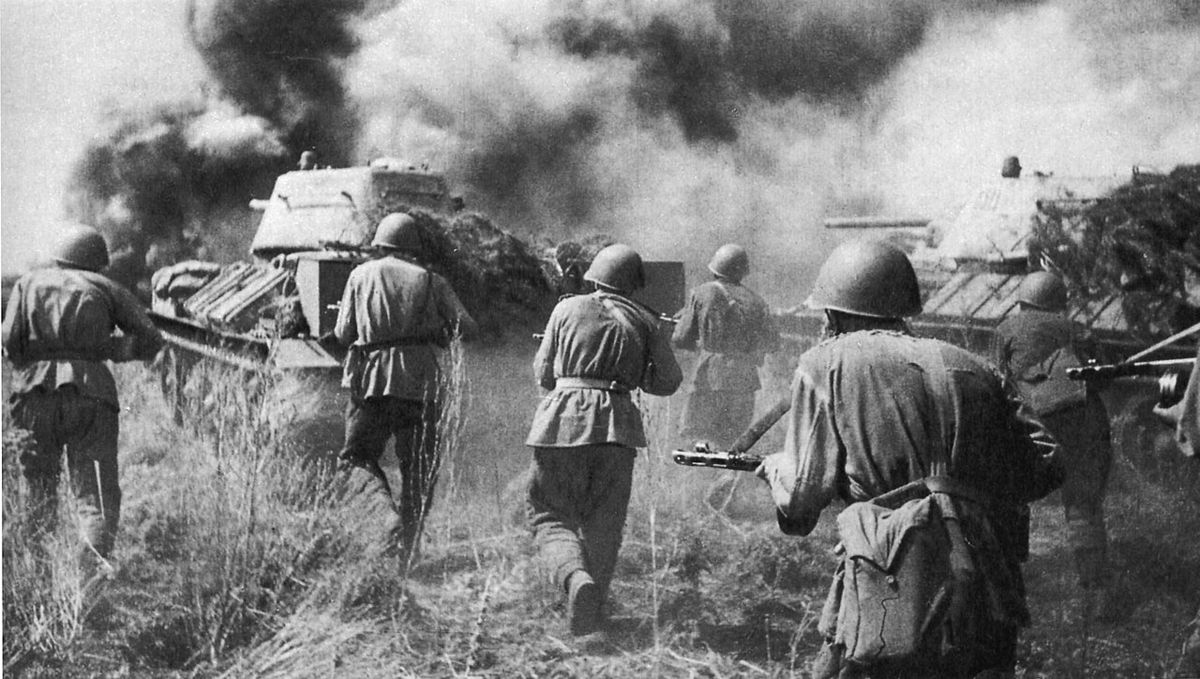 Пехота идёт в атаку за танками Т-34, Воронежский фронт, июль 1943 года
