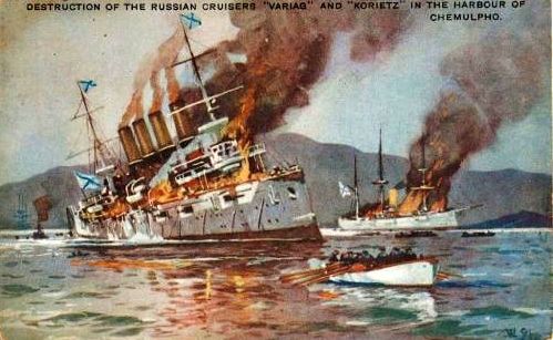 Цветная открытка 1904 года: горящие «Варяг» и «Кореец» с Андреевскими флагами на рейде Чемульпо