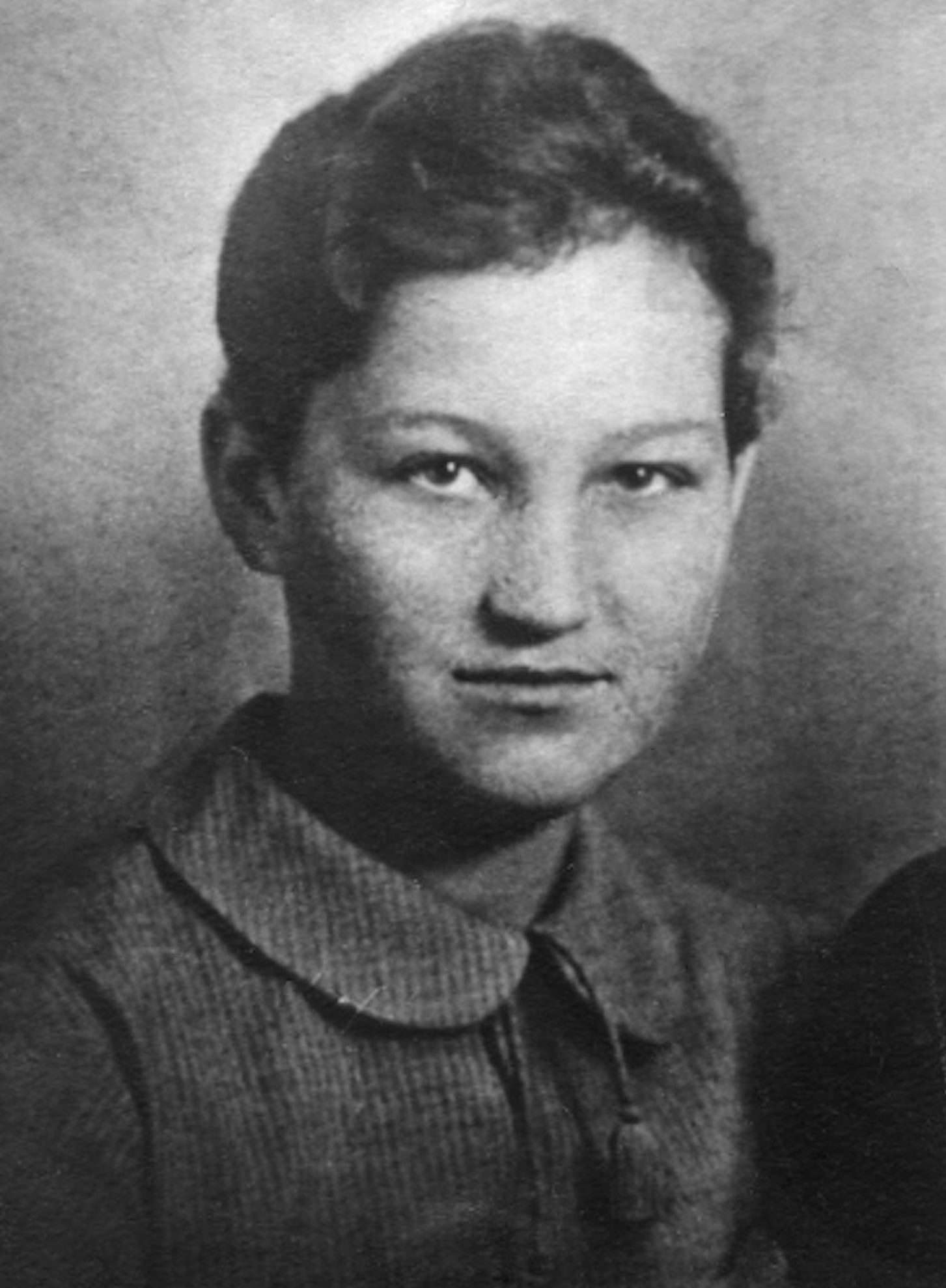 Зоя Космодемьянская, портрет около 1941 года: девушка с короткими тёмными волосами смотрит в объектив