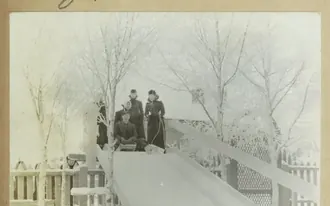 Фотография 1903–1904 годов: компания с санками на верху ледяной горки в России